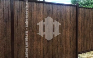 Забор из профнастила под темное дерево