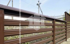 Забор из евроштакетника горизонтальный жалюзи